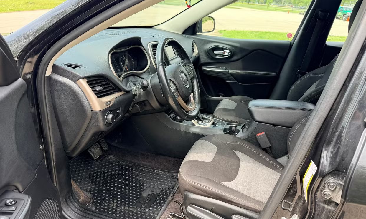 2016 jeep Cherokee interior